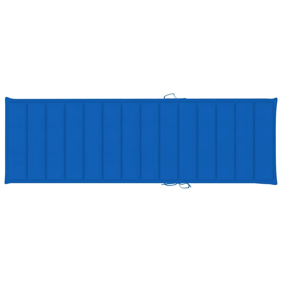 Ein langes blaues Kissen mit vertikalen Linien und Bindebändern an den Ecken auf weißem Hintergrund.