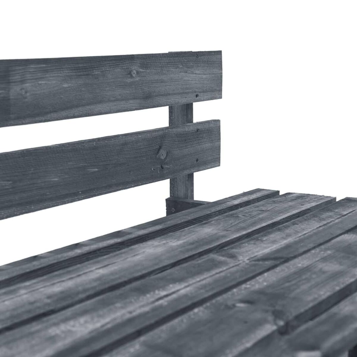 Nahaufnahme der Rückenlehne einer grauen Holzbank. Weißer Hintergrund.