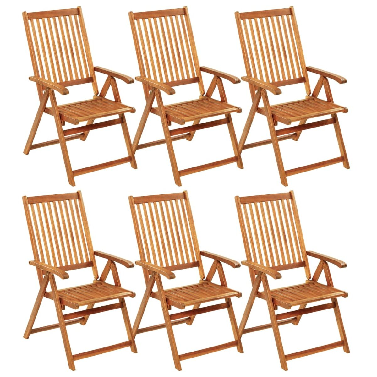 Sechs Holzklappstühle. Jeder Stuhl hat eine Lattenlehne und Armlehnen. Alle sind vor weißem Hintergrund.