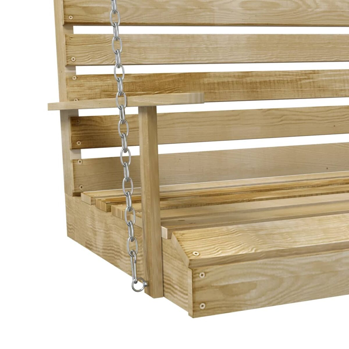 Holzschaukel, mit einer Kette, die von oben hängt. Horizontale Holzlatten. Weißer Hintergrund.