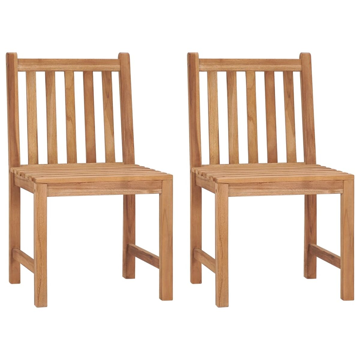 Zwei Holzstühle mit Lattenrücken und Sitzen stehen nebeneinander.