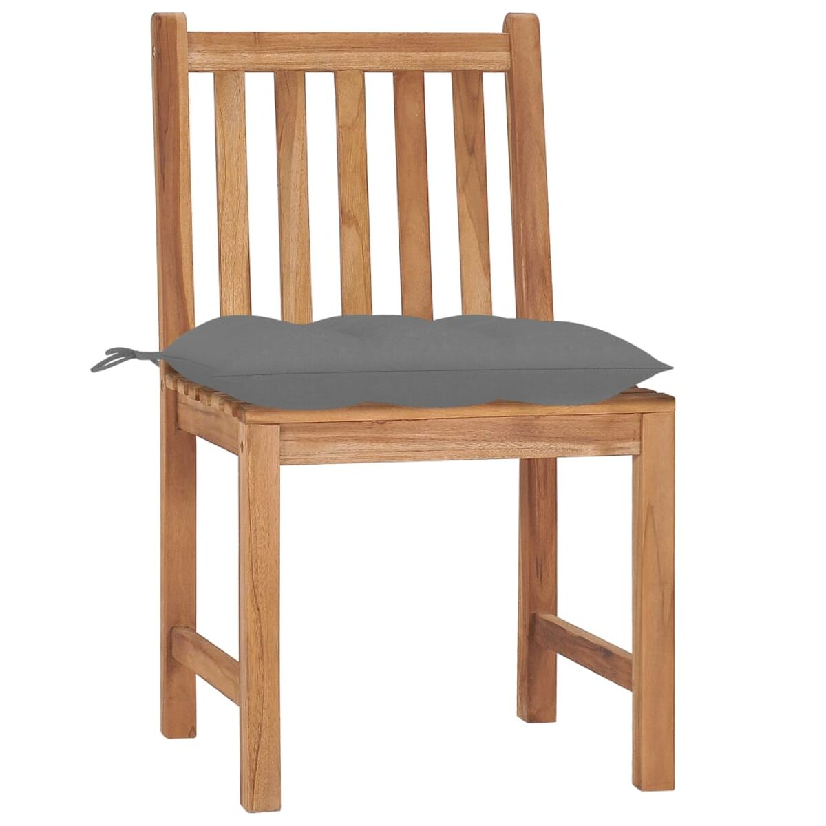 Ein Holzstuhl mit grauem Kissen und Bindfäden.