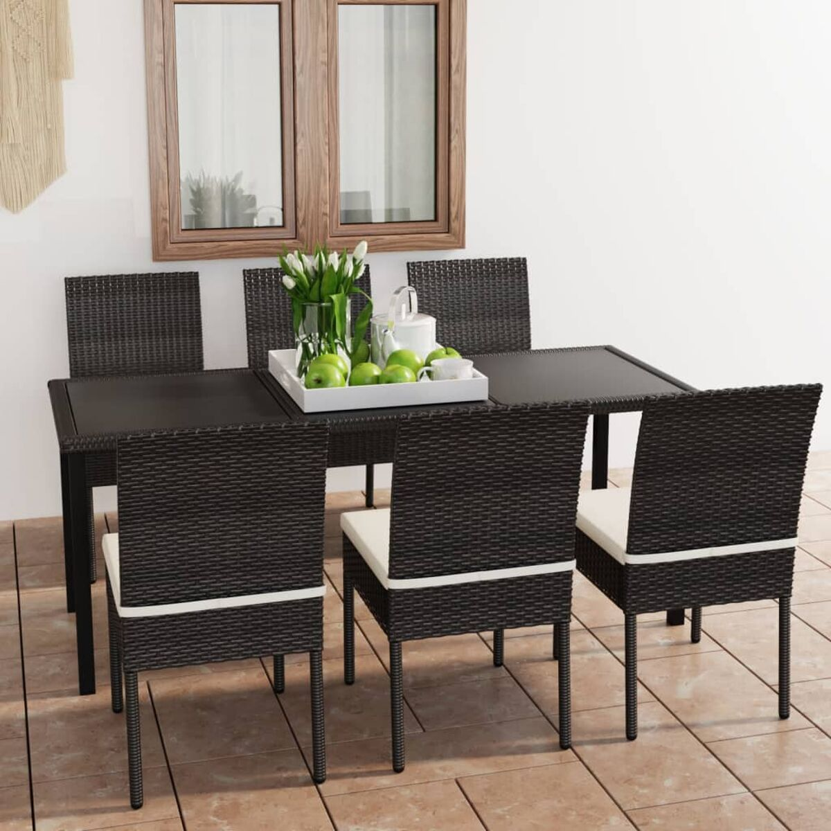 Essgruppe im Freien mit Tisch, Stühlen und Serviertablett mit Essen. Spiegelung.