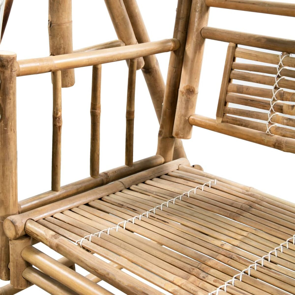 Detail des Bambus-Schaukelsets. Nahaufnahme von Sitz und Tragwerk.