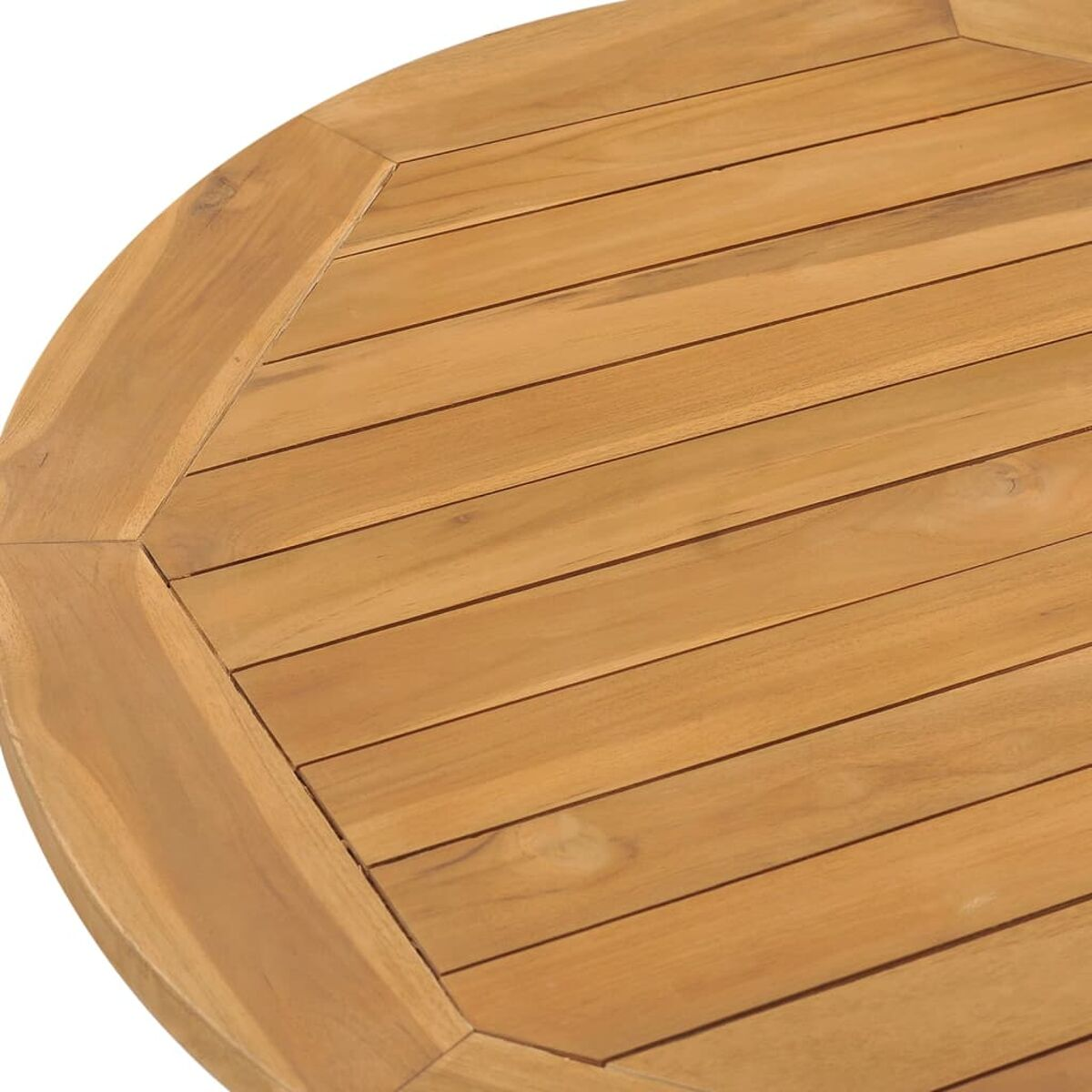 Nahaufnahme eines runden Holztisches. Die Oberfläche hat ein Latten-Design.