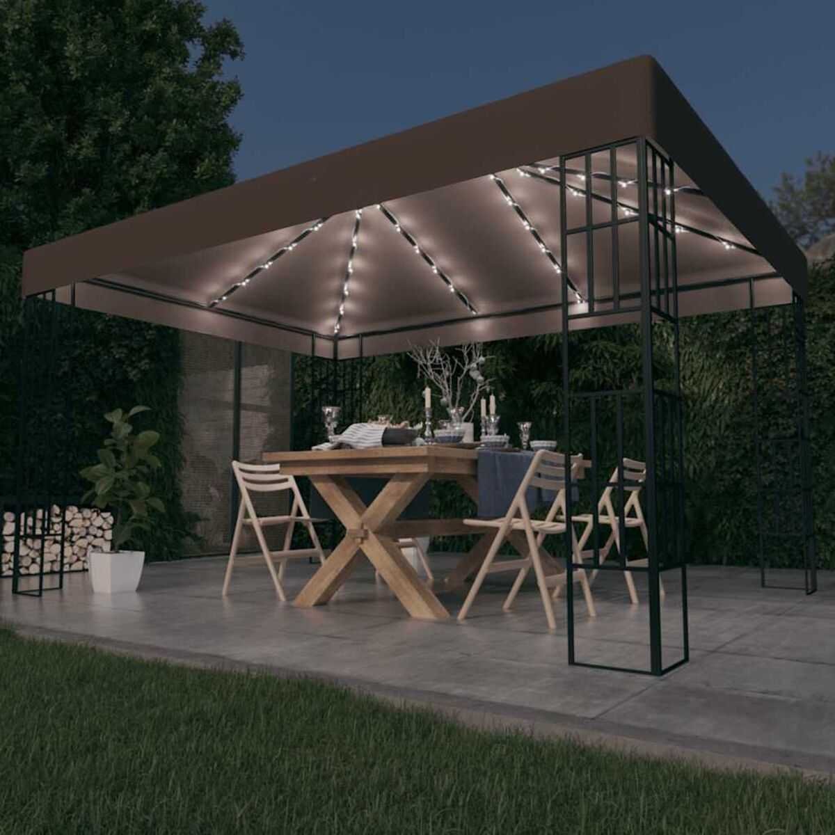 Gazebo di notte con luci a corda. Tavolo apparecchiato per cena. Sedie e ambiente esterno. Scena scura.