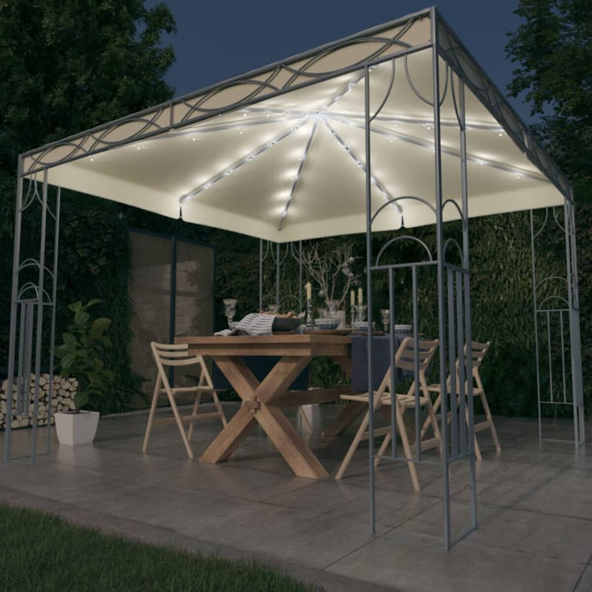 Ein Pavillon mit Lichtern über einem Holztisch. Stühle stehen um den Tisch. Der Hintergrund ist ein Garten mit Grün.