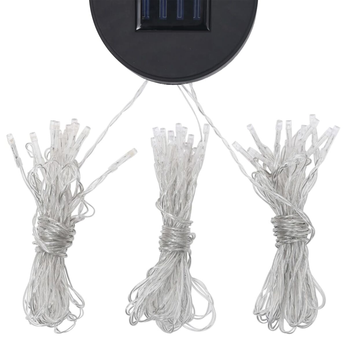 Solarbetriebene Lichterkette. Weiße Lichter von einem schwarzen Solarpanel. Weißer Hintergrund.