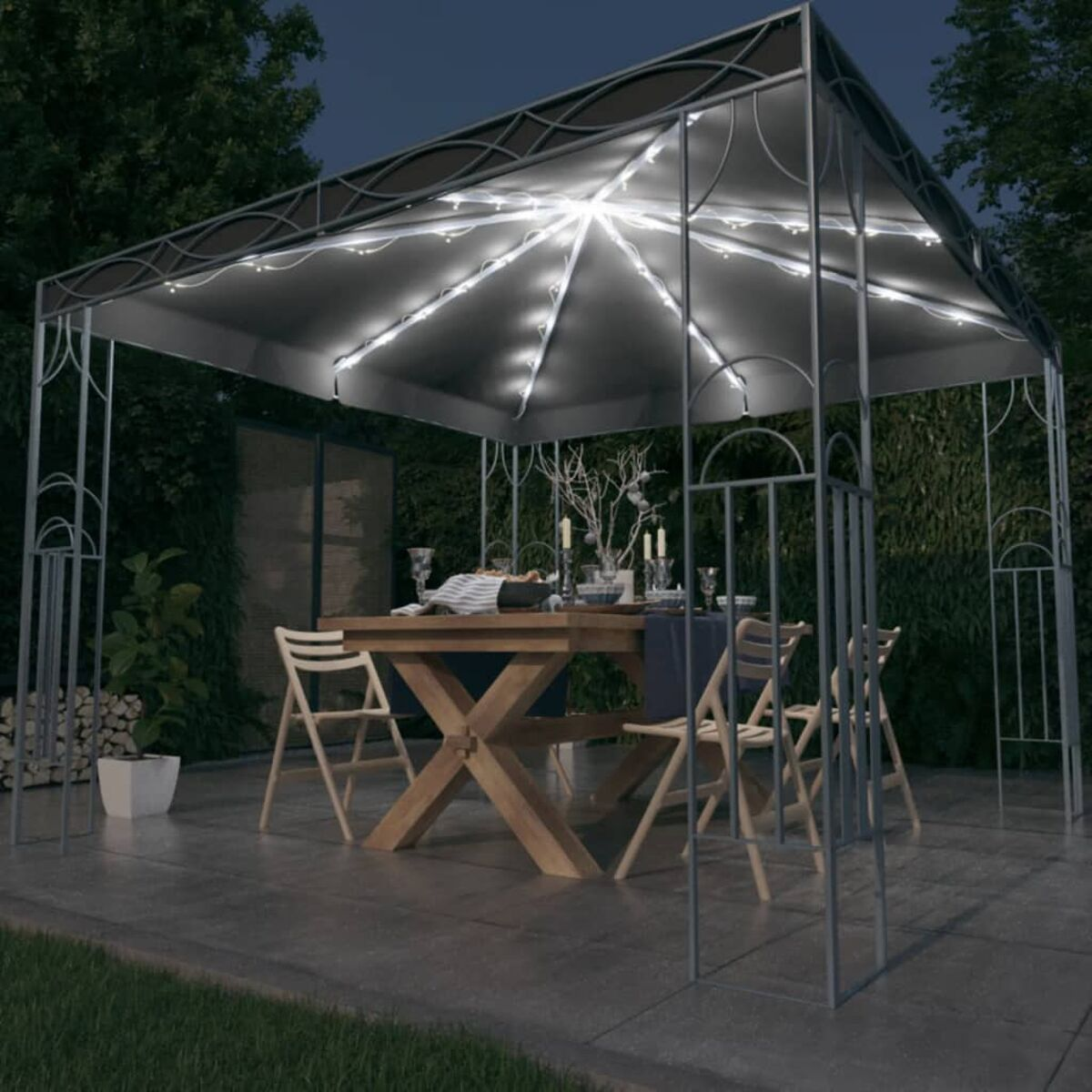 Pavillon bei Nacht mit gedecktem Tisch und Lichtern.