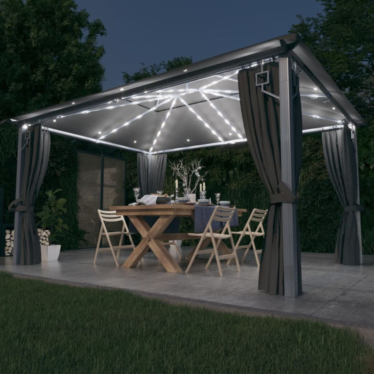 Pavillon mit Lichtern, Tisch für das Abendessen gedeckt und Vorhänge.