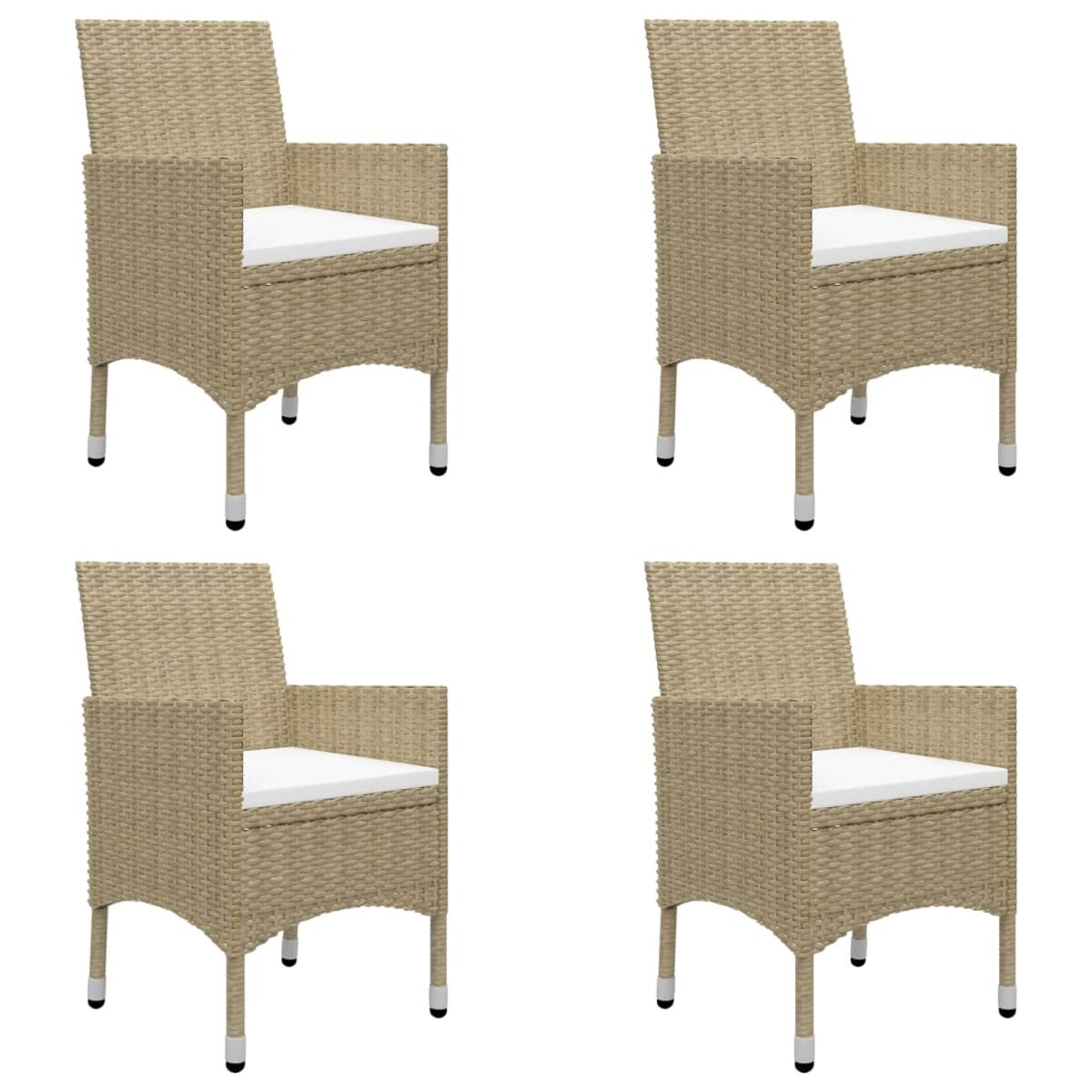 Vier gewebte beige Stühle mit weißen Kissen und Armlehnen.