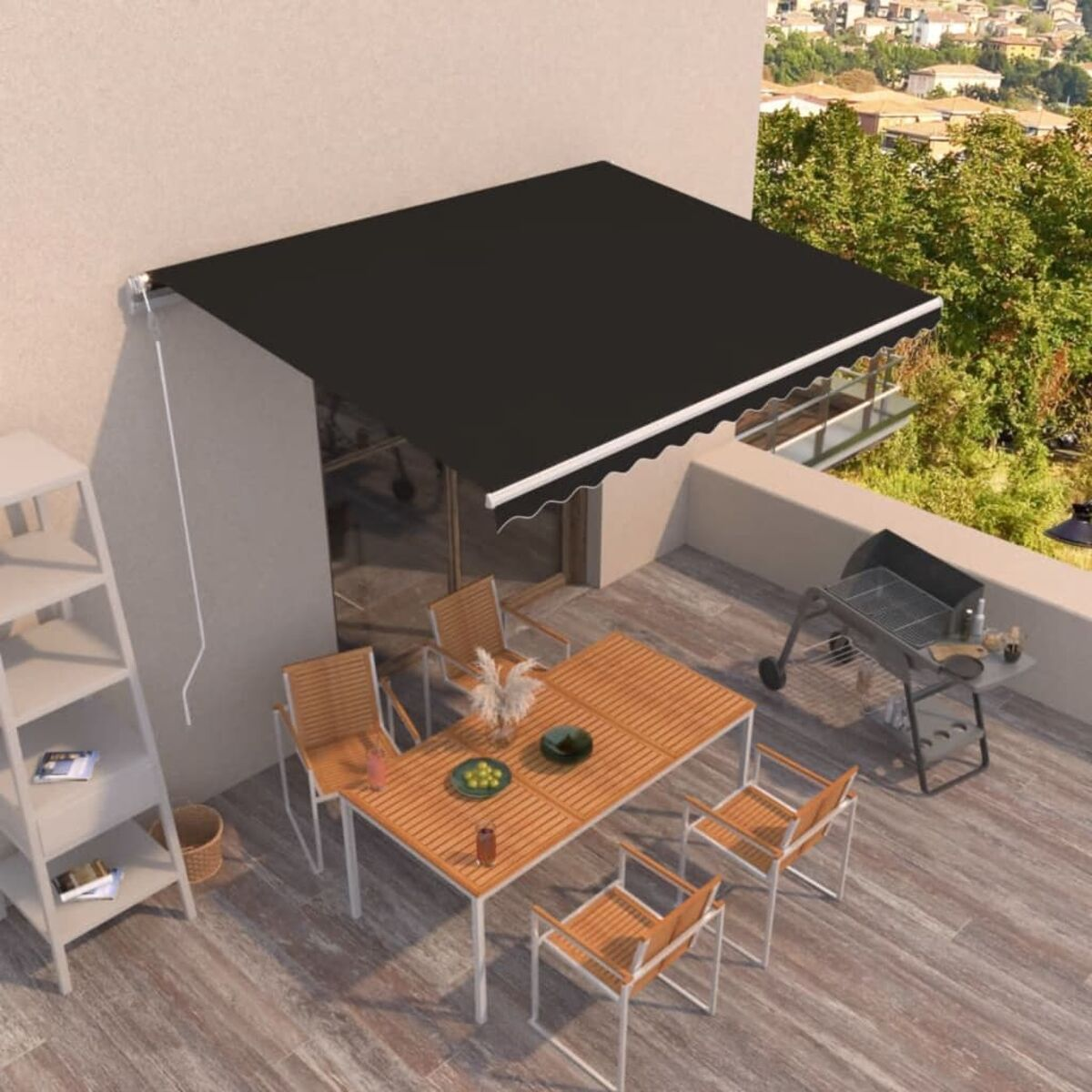 Terrasse mit Tisch, Stühlen, Markise und Grill.