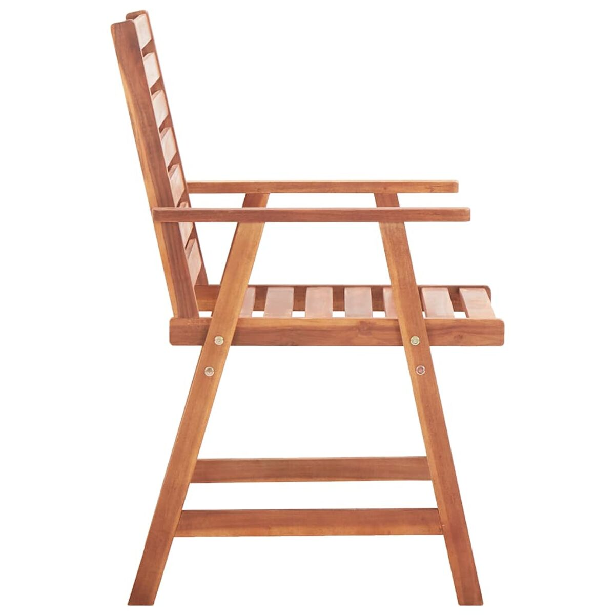 Seitenansicht des Holzstuhls. Der Stuhl hat Armlehnen und vertikale Rückenleisten. Das Holz ist hellbraun.