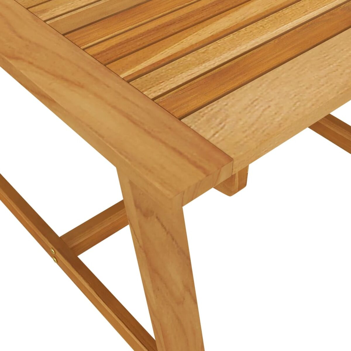 Nahaufnahme einer Holztischkante und -oberfläche, die die Holzmaserung zeigt.