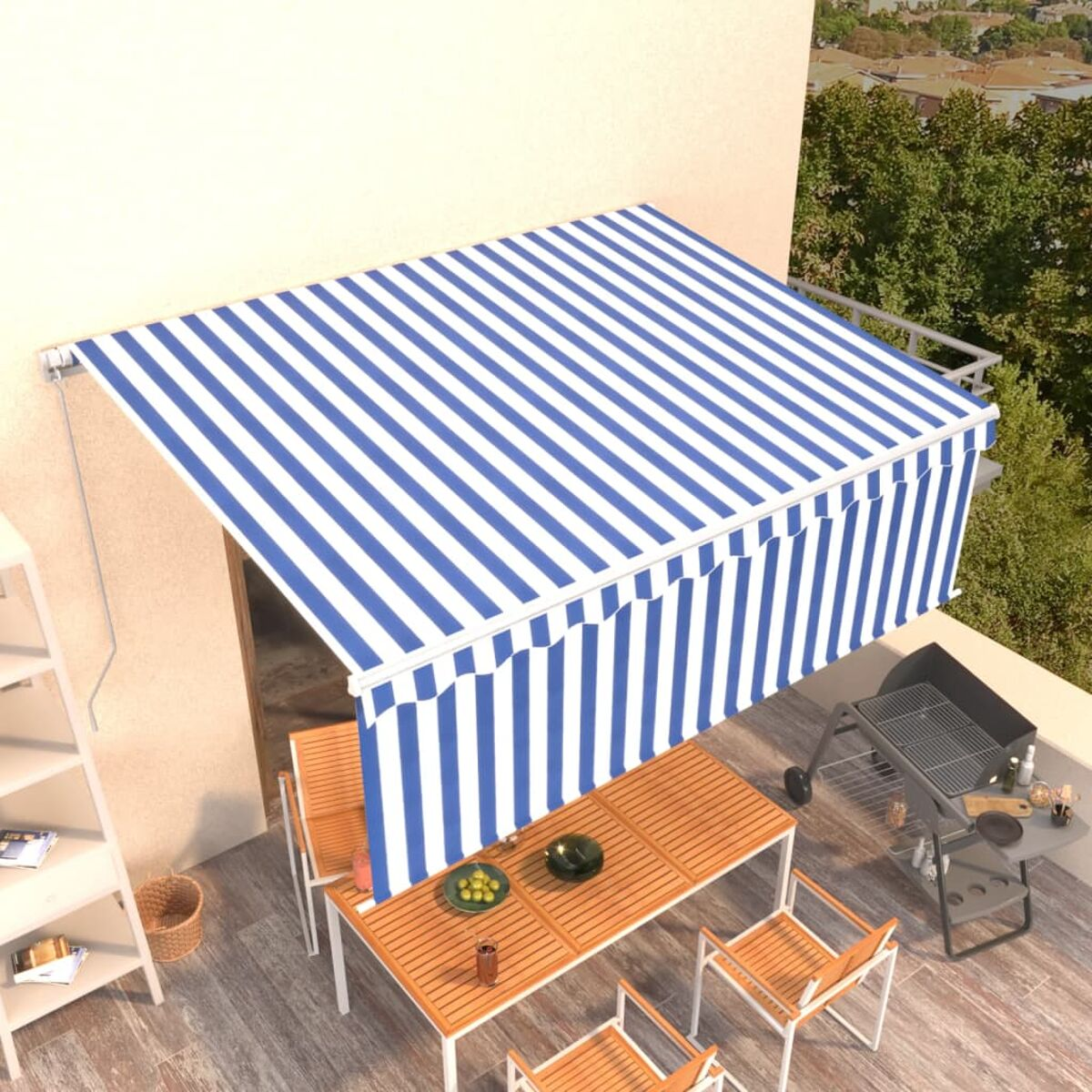 Balkon mit blau-weiß gestreifter Markise, Tisch, Stühlen und Grill.