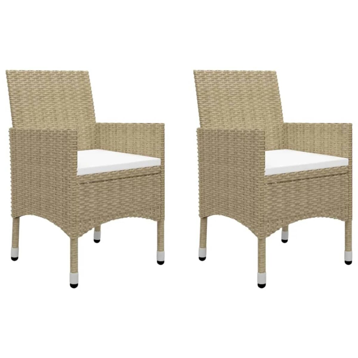 Zwei Rattanstühle mit weißen Kissen. Beige Rattan und weiße Kissen sind im Bild sichtbar.