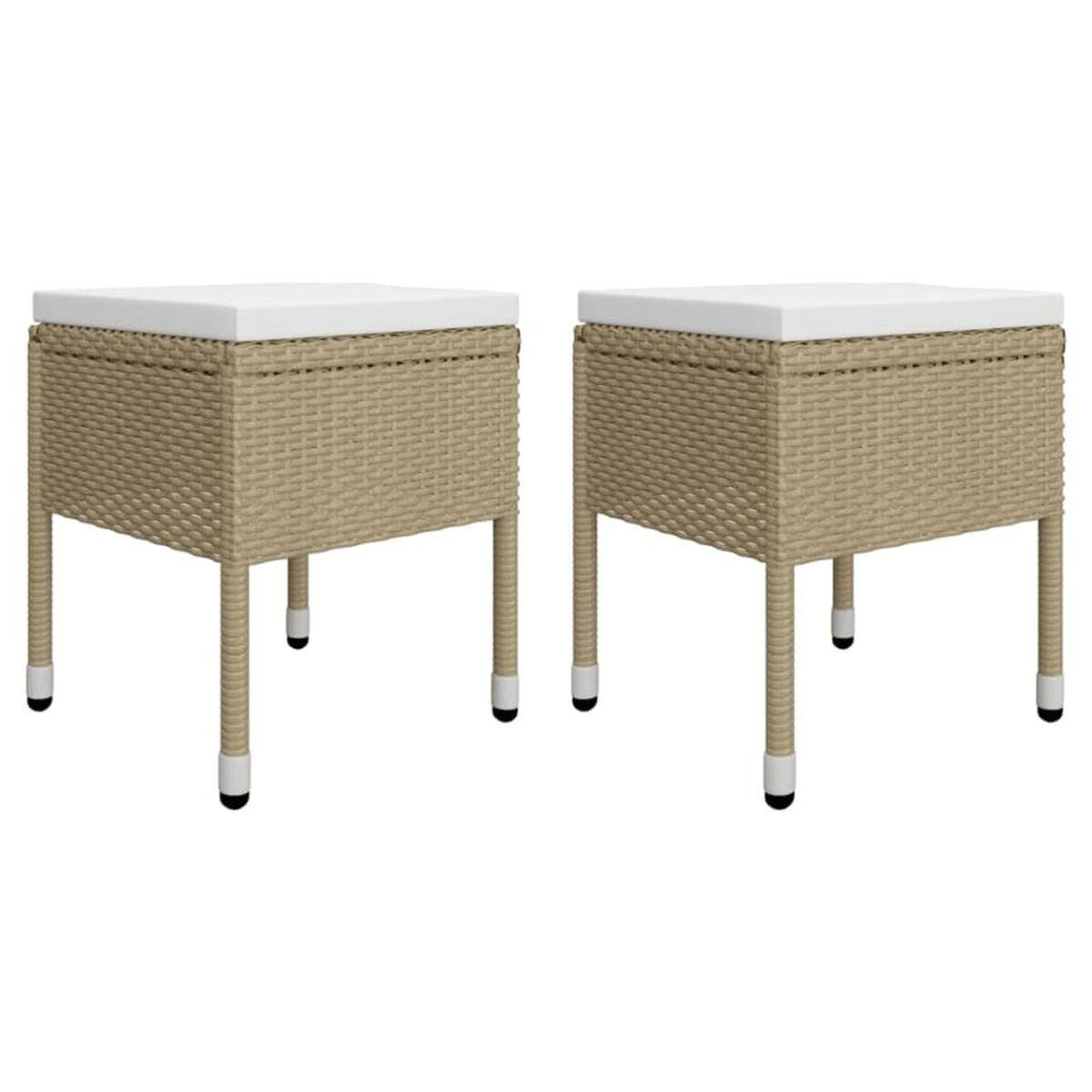 Zwei Korbstühle mit weißen Kissen. Die Hocker sind beige mit einem gewebten Muster.