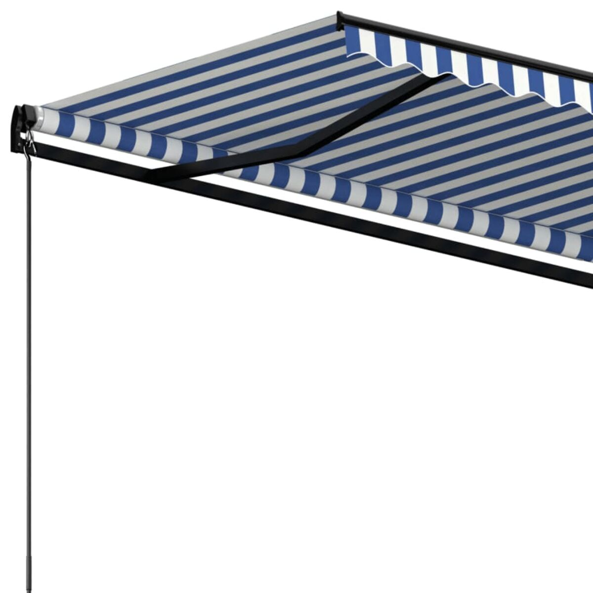 Ein blau-weiß gestreifter Sonnenschirm ist ausgefahren. Ein schwarzer Tragarm ragt nach unten.