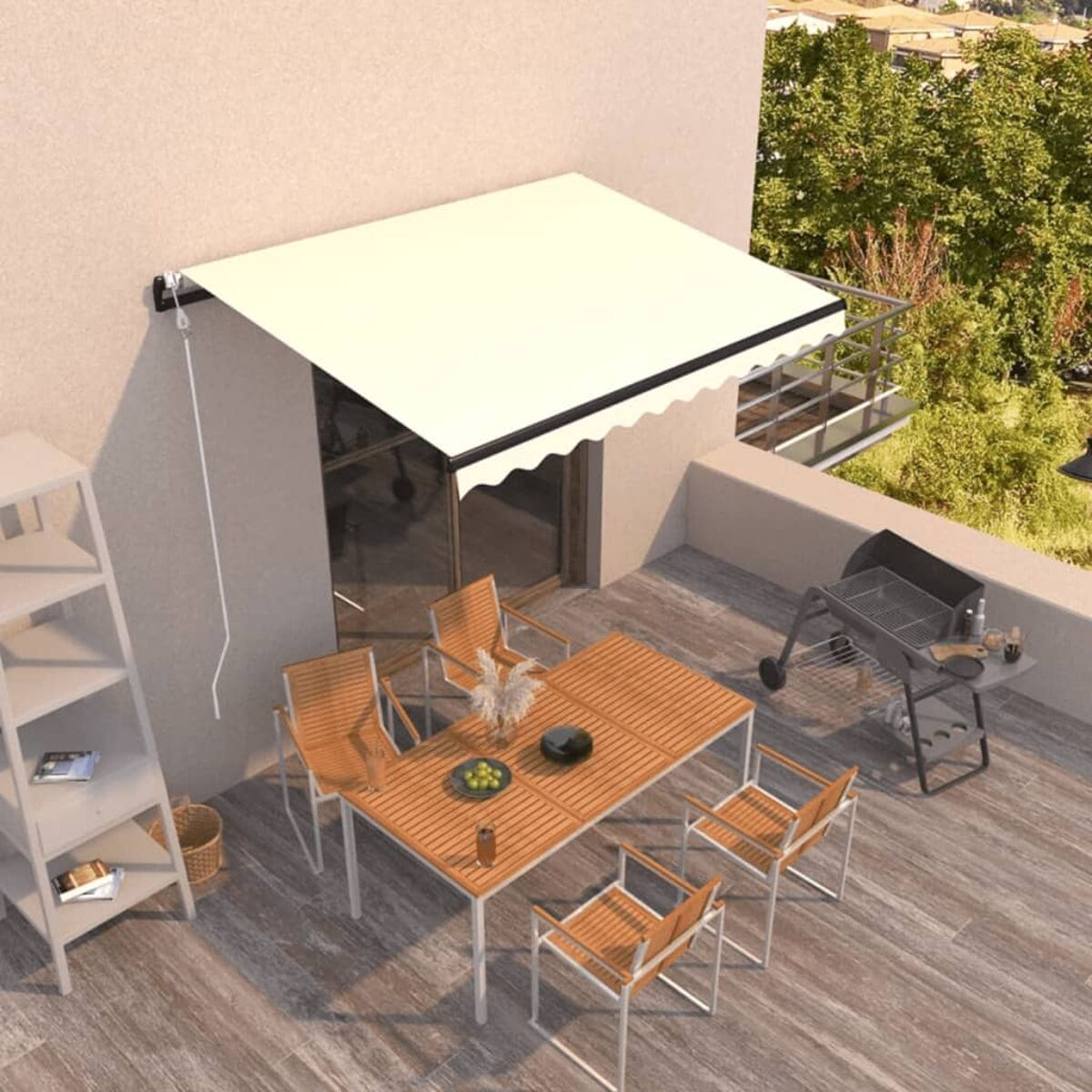 Terrasse mit Möbeln, Markise und Grill.