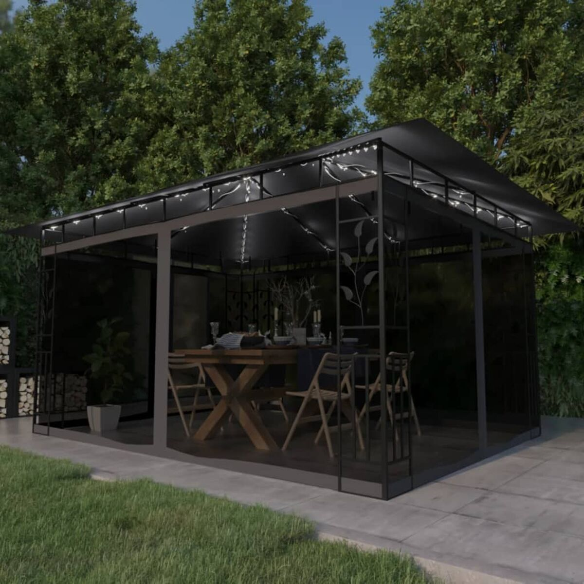 Schwarzer Pavillon mit Tisch, Stühlen und Pflanzen. Bäume im Hintergrund.