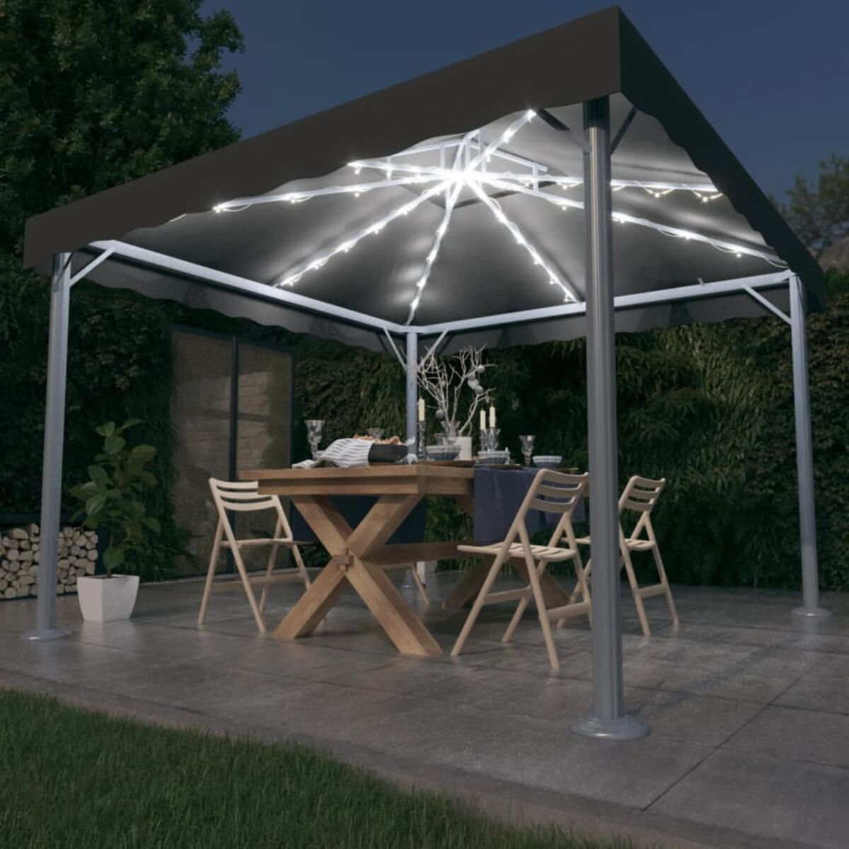 Schwarzer Pavillon mit Lichtern, Tisch und Stühlen. Nachtszene.
