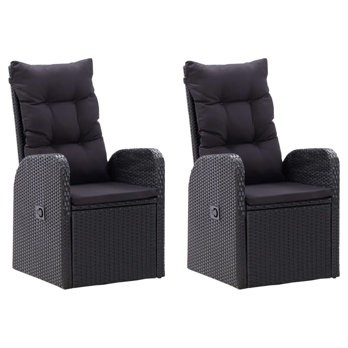 Zwei schwarze Outdoor-Liegestühle aus Korbgeflecht mit schwarzen Kissen.
