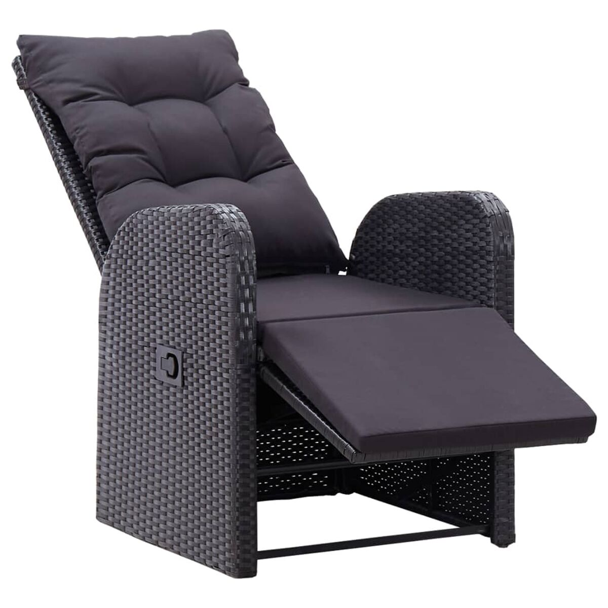Dunkelgrauer Rattan-Liegestuhl mit schwarzem Kissen. Der Stuhl ist in Liegeposition.