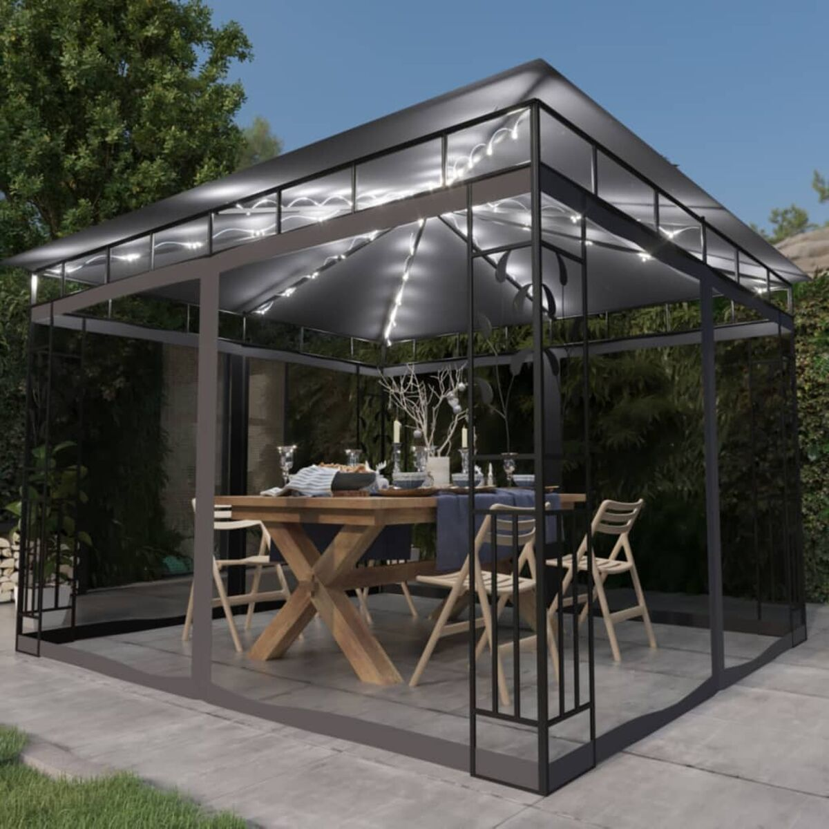 Gartenpavillon mit Tisch für eine Mahlzeit. Lichterketten sind auf dem Dach.