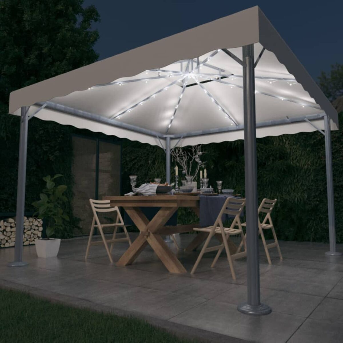 Pavillon mit Lichtern, Tisch gedeckt. Stühle um den Tisch. Abendszene.