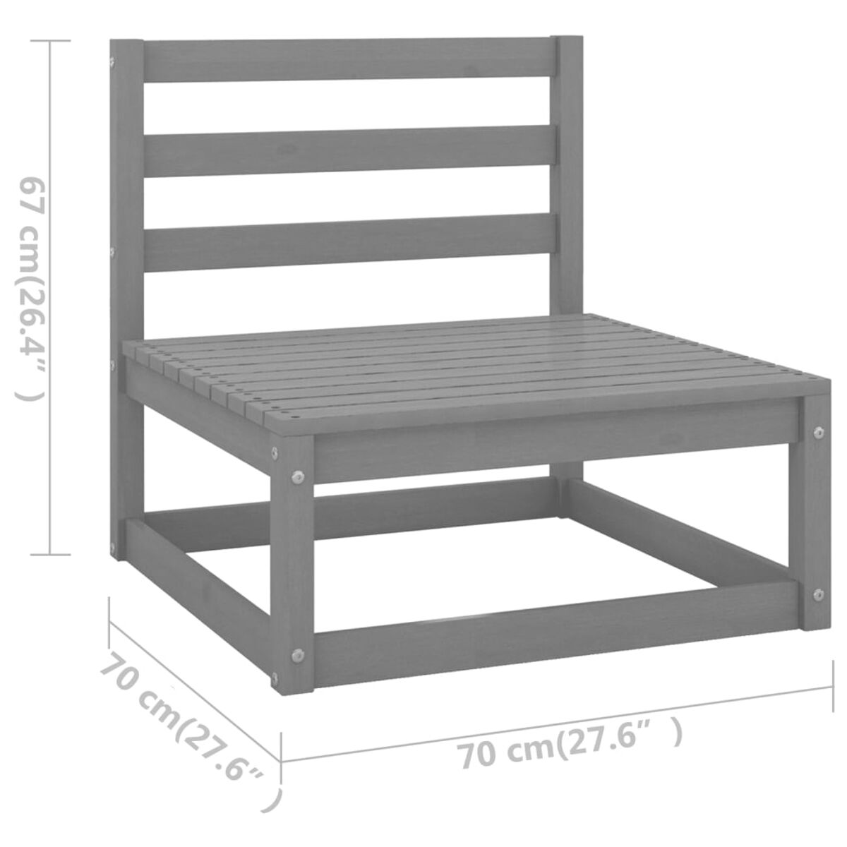 Ein hellgrauer Holzstuhl. Er hat eine Lattenlehne, einen flachen Sitz und wird gemessen.