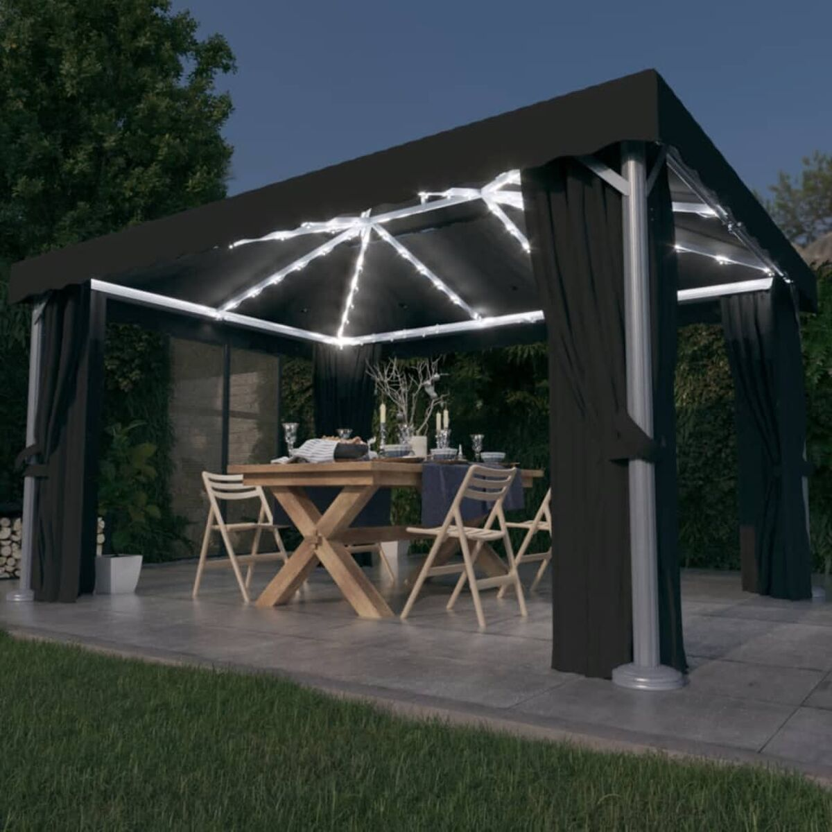 Gartenpavillon mit Lichtern, Tisch zum Abendessen gedeckt, schwarze Vorhänge, nachts.