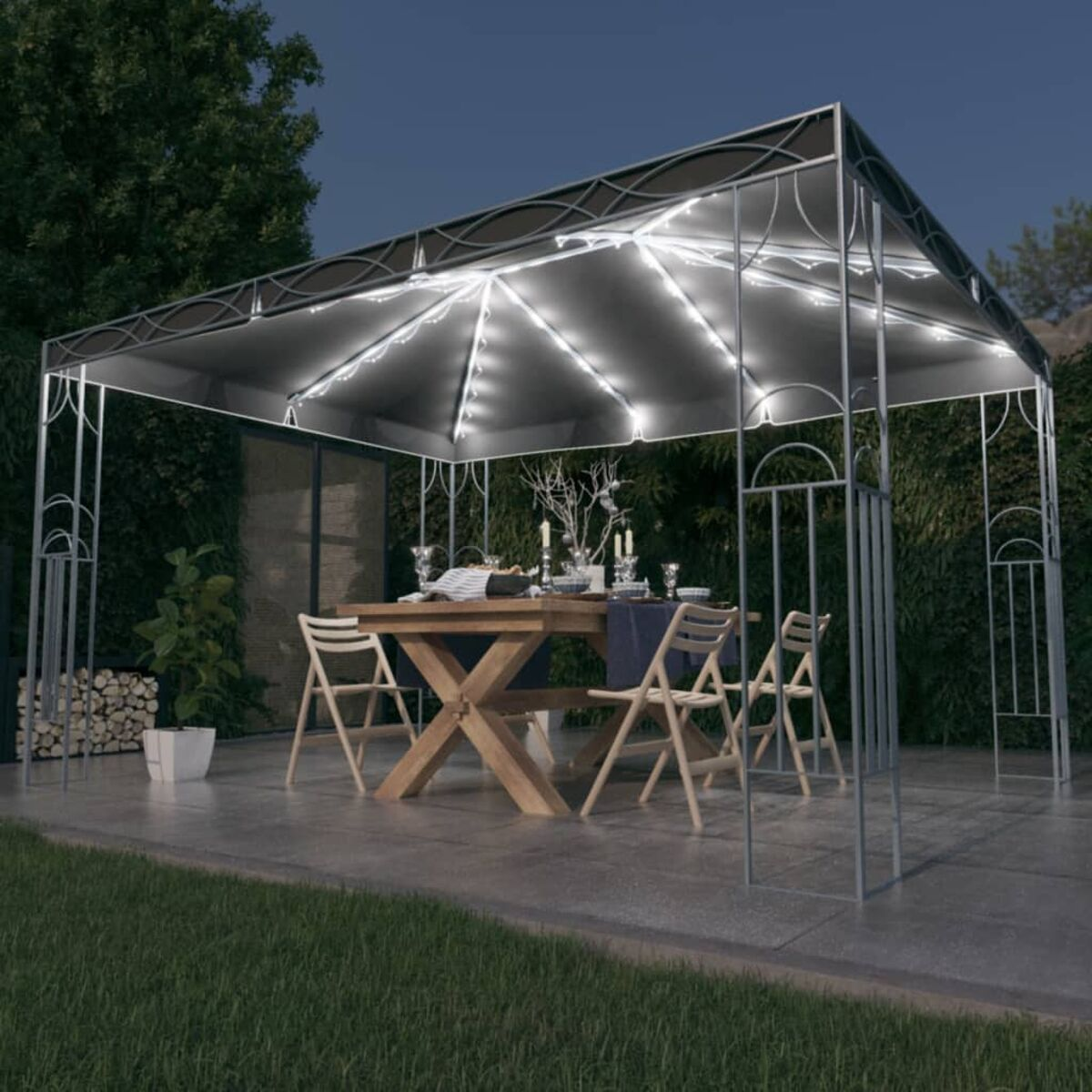 Ein Pavillon mit Lichtern, einem Tisch, Stühlen und Dekorationen. Die Szene ist bei Nacht.