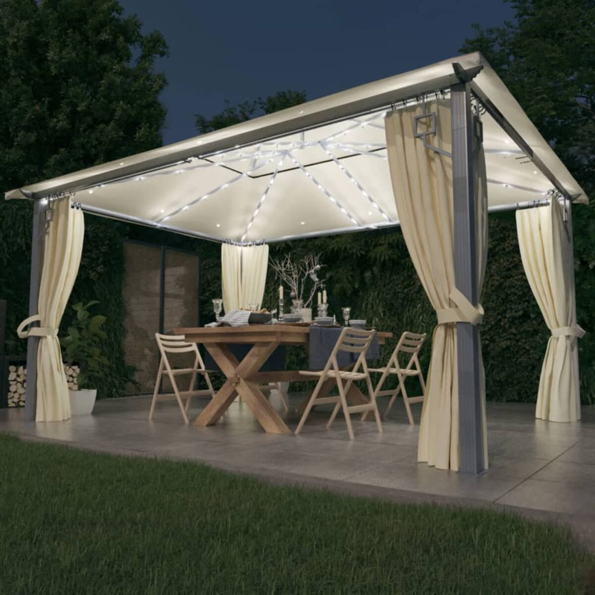 Pavillon mit Lichtern und Vorhängen, eingerichtet für das Abendessen. Tisch, Stühle und Dekorationen.