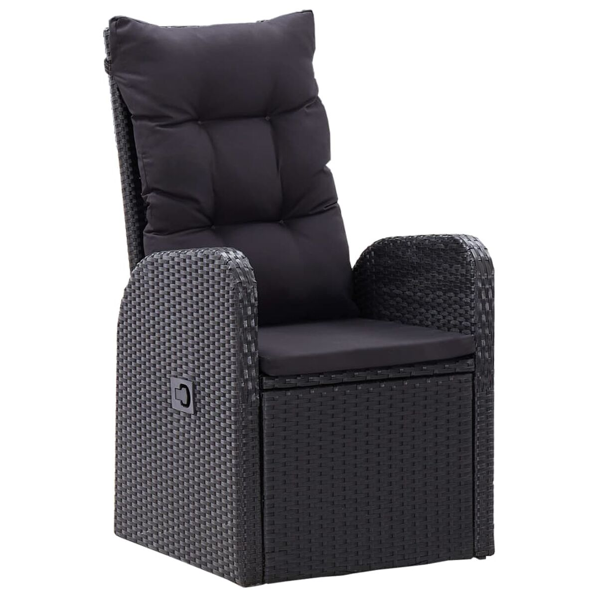 Ein schwarzer, verstellbarer Rattan-Stuhl mit schwarzem Kissen. Der Stuhl steht vor weißem Hintergrund.
