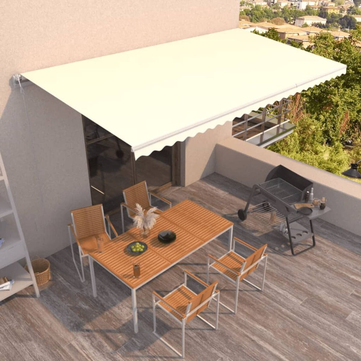 Outdoor-Essszene mit Tisch, Stühlen und Markise. Ein Grill und Hintergrundstadt sichtbar.