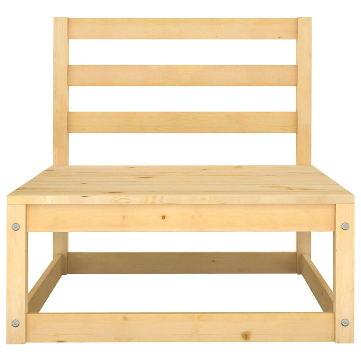 Holz-Outdoor-Stuhl mit horizontalen Rückenleisten und flacher Sitzfläche. Weißer Hintergrund.