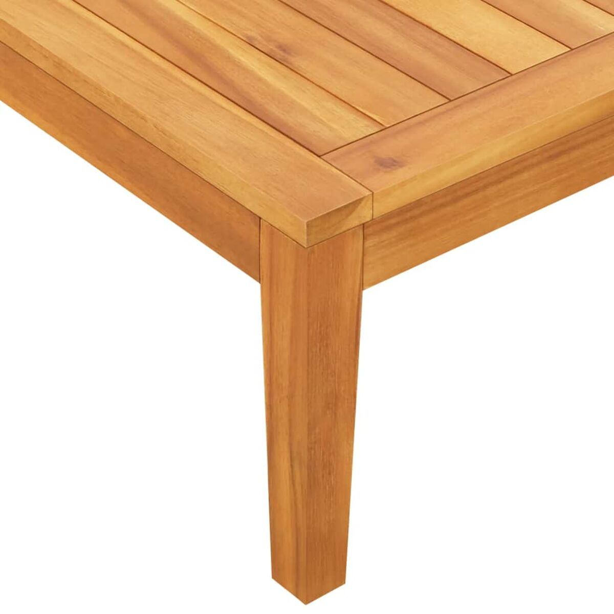 Nahaufnahme einer Holztischecke, die Tischplatte und ein Bein zeigt. Das Holz ist hellbraun.