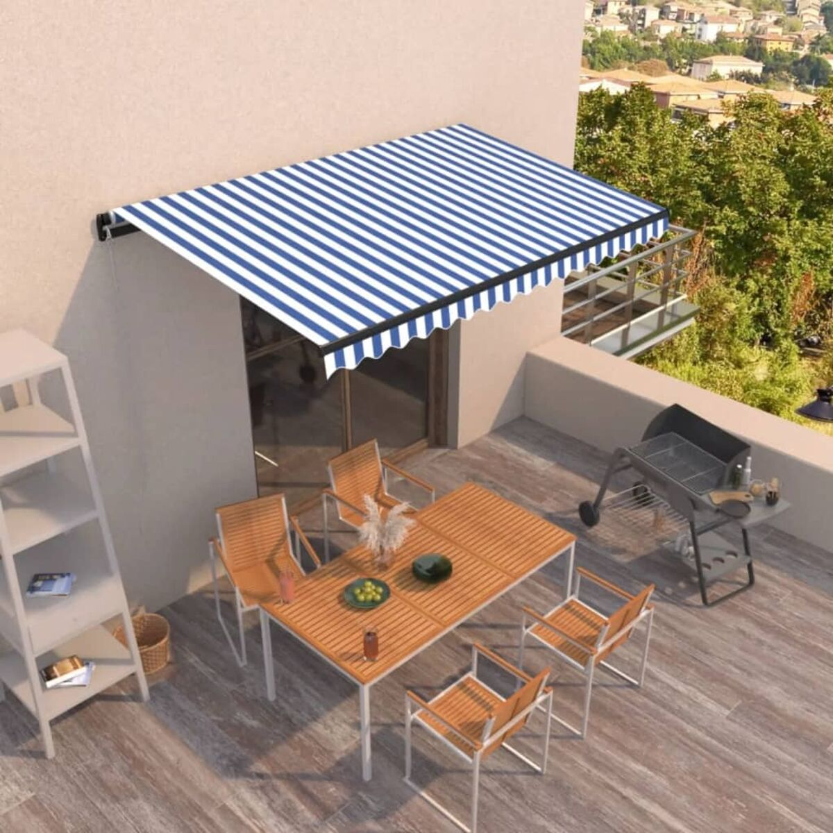 Szene im Freien: Terrasse mit Tisch, Stühlen und blau-weiß gestreifter Markise. Im Hintergrund Bäume.