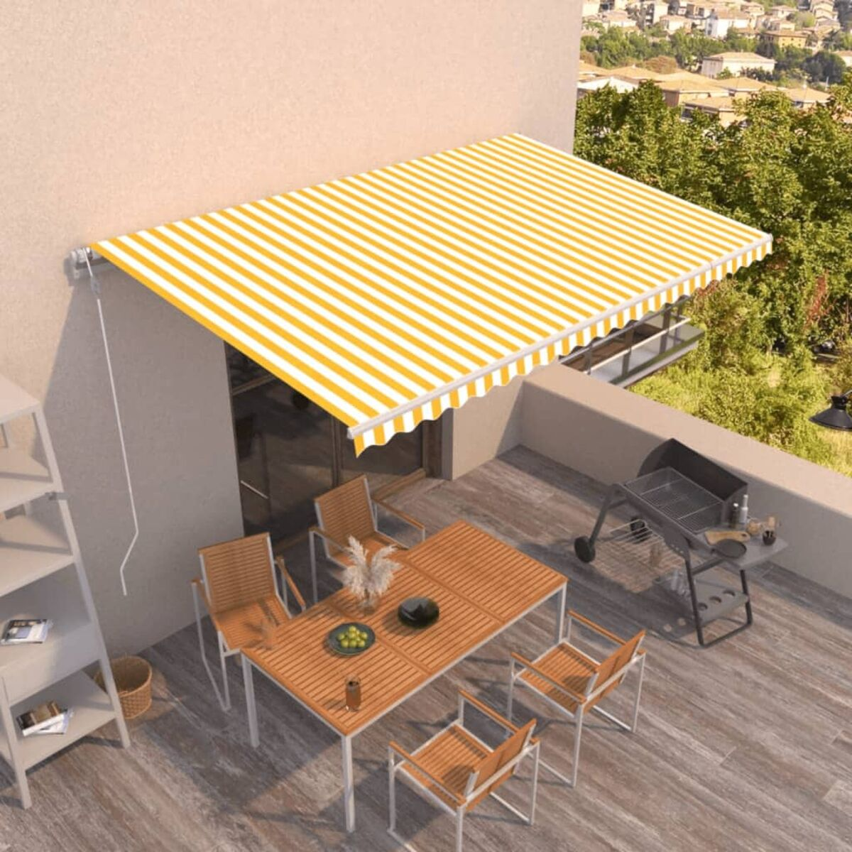 Terrasse mit gelb-weiß gestreifter Markise. Tisch, Stühle und Grill sichtbar. Grüne Bäume.