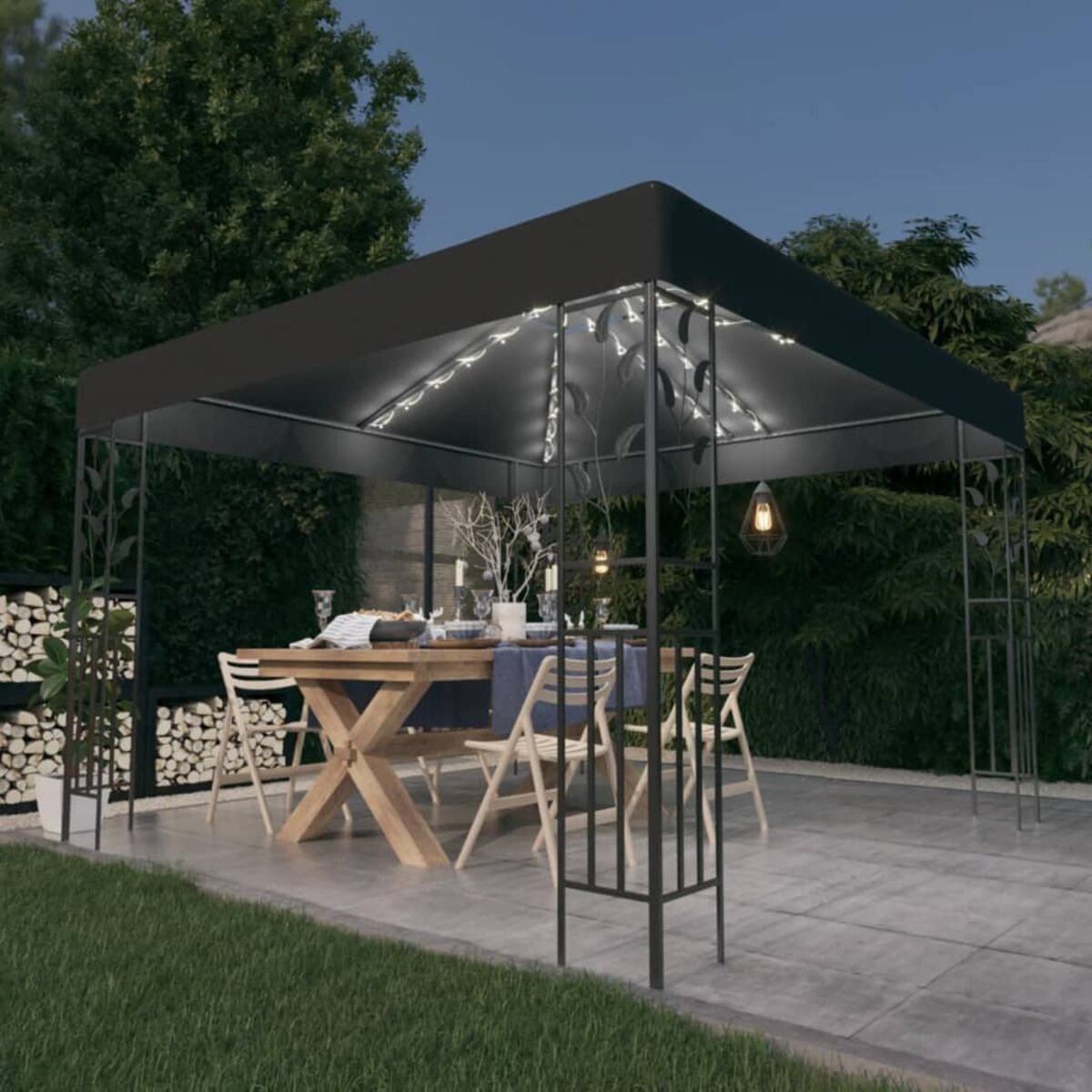 Ein Pavillon mit Tisch und Stühlen für eine Mahlzeit bei Nacht in einem Garten.