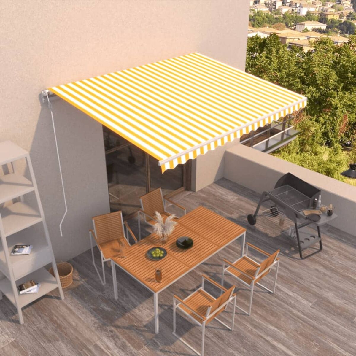 Terrassenszene mit einer gestreiften gelb-weißen Markise. Tisch, Stühle, Grill und Dekoration.