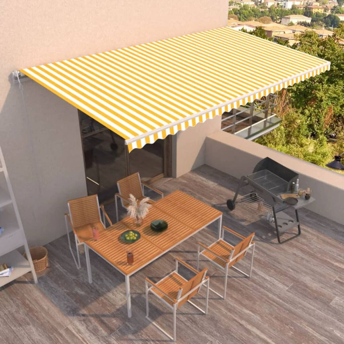 Terrassenszene mit gelb gestreifter Markise. Tisch und Stühle sind für das Abendessen mit Grill aufgestellt.