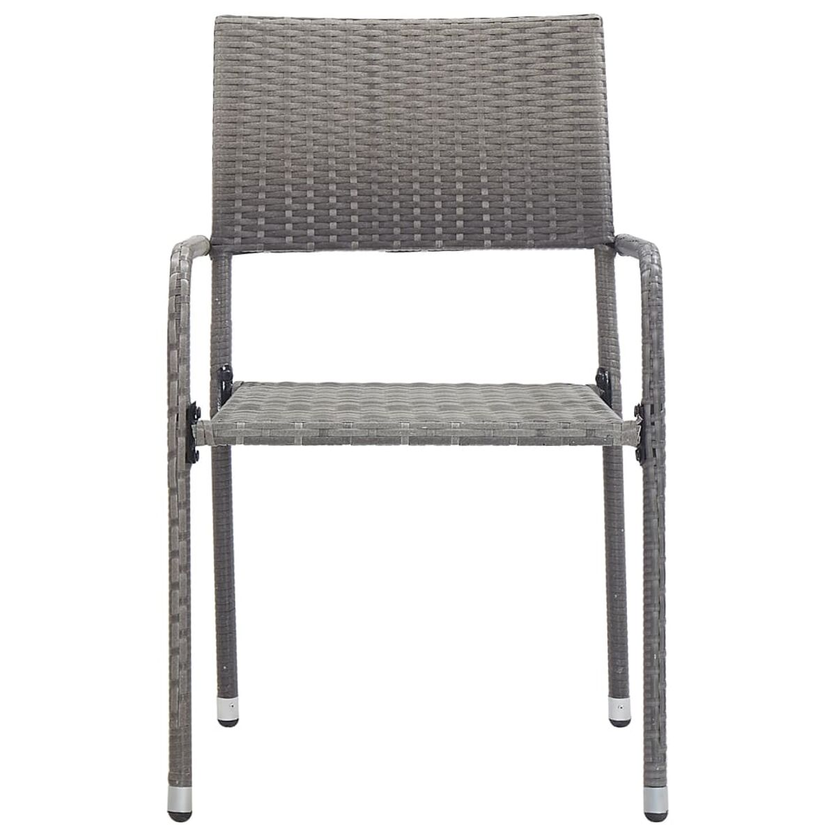 Ein grauer Rattanstuhl mit Armlehnen und einem grauen Sitz. Der Stuhl steht vor weißem Hintergrund.