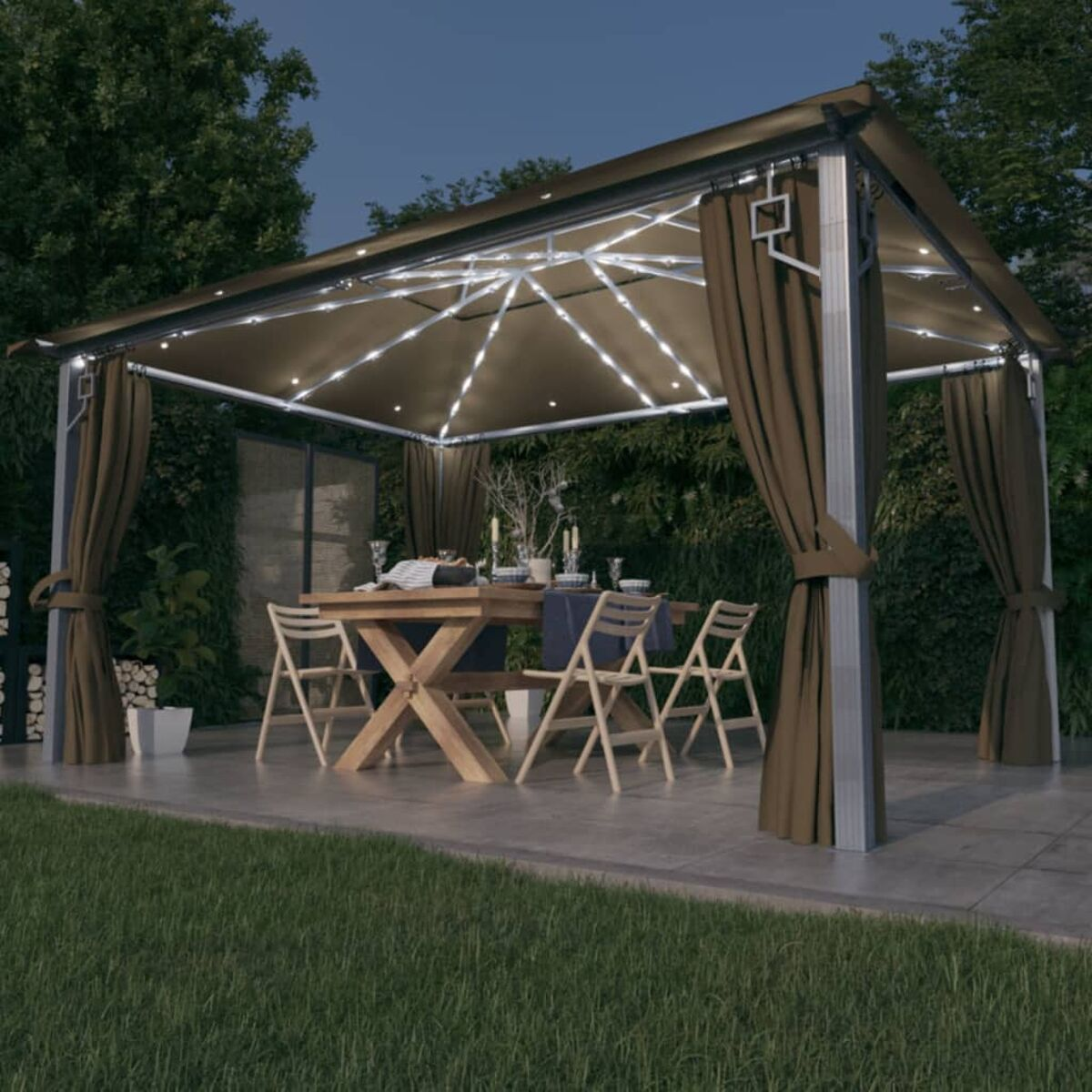 Pavillon-Setup bei Nacht mit Lichtern, Tisch, Stühlen und Essen. Braune Vorhänge und grünes Gras.