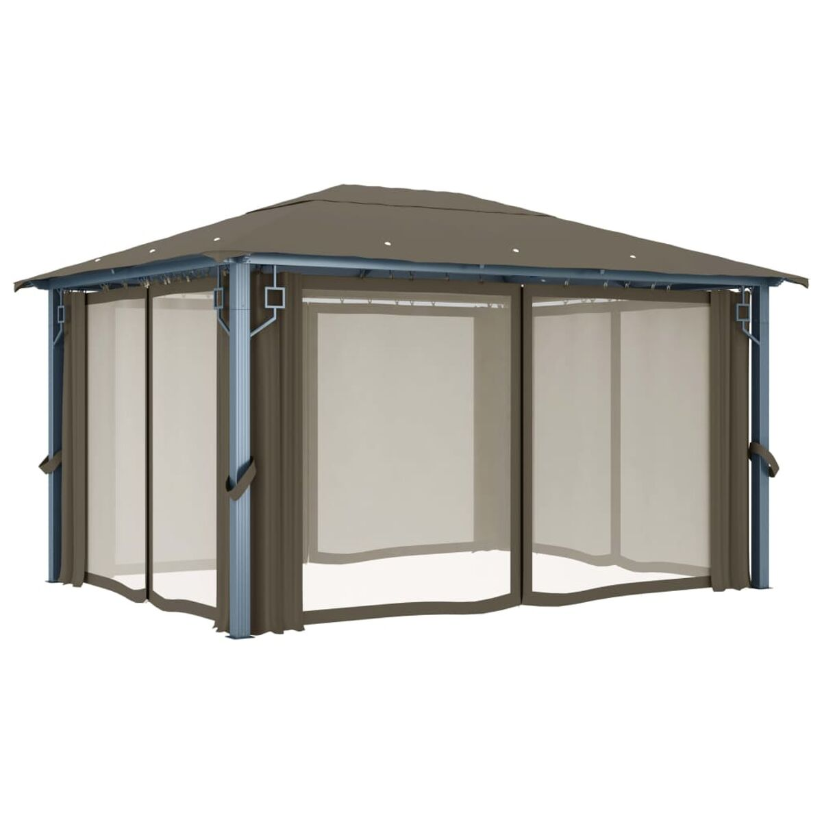 Gartenpavillon mit Vorhängen. Struktur mit dunklem Dach, helle Vorhänge.