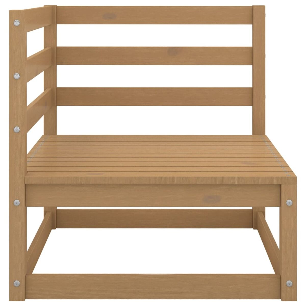 Holz-Outdoor-Stuhl mit horizontalen Lamellen. Seitenwand und Rückenlehne mit mehreren Lamellen. Weißer Hintergrund.