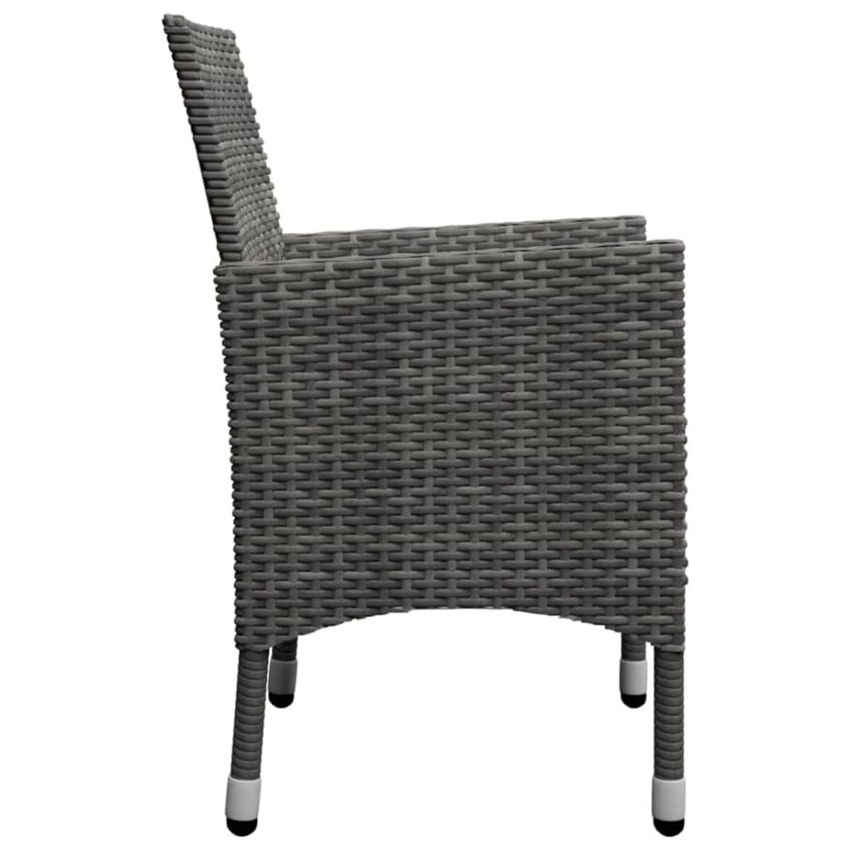 Seitenansicht eines grauen Rattan-Stuhls mit Armlehnen. Es hat eine gewebte Textur.