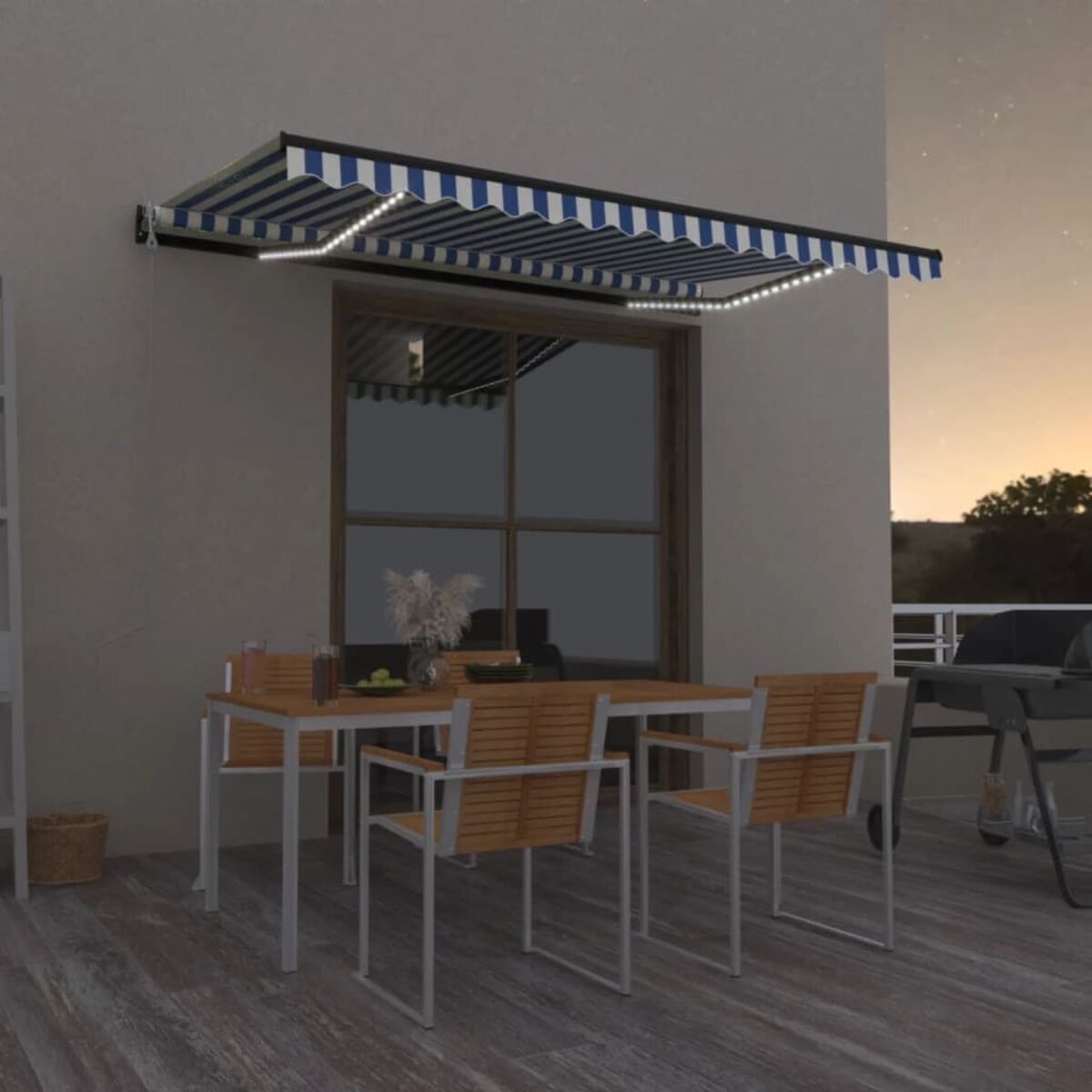Terrassenszene in der Abenddämmerung mit Markise, Tisch, Stühlen und Deko.