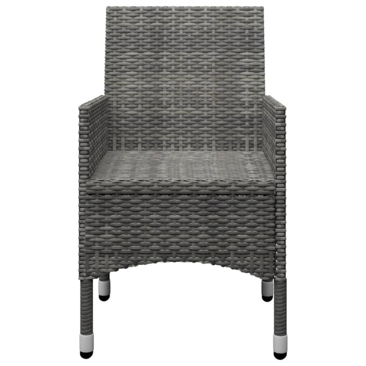 Grauer Stuhl aus geflochtenem Korbgeflecht mit Armlehnen. Quadratischer Sitz, weiße Füße.