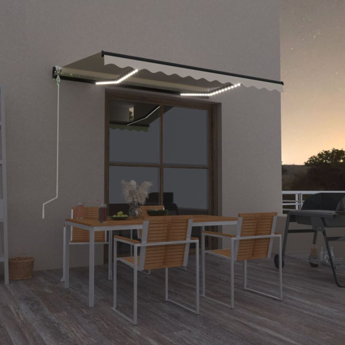 Eine Markise über einem Tisch und Stühlen auf einer Terrasse in der Dämmerung, mit Lichtern.